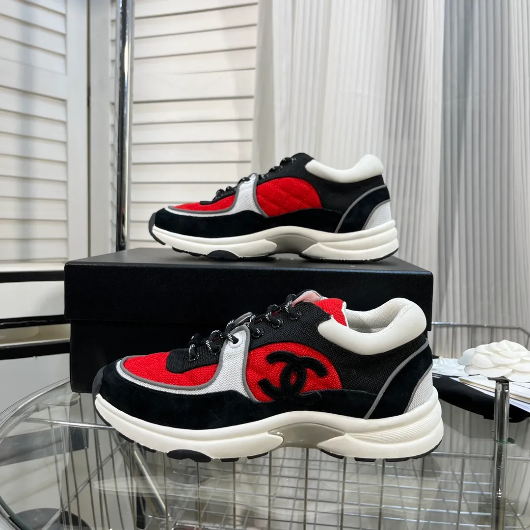 👟👟Ex-factory price 560👟👟 Chanel Chanel - 2022 counter top casual sports shoes This classic design; the upper is electro-embroidered with a variety of techniques; the outsole is fashionable and sporty; it is unusual to incorporate a variety of color matching elements... The diversified mix and match is very good-looking and versatile, casual, fashionable, sports and outdoor can be taken into account... ꫛꫀꪝ Go➫ Material: ❶Upper is made of: Original imported high mercerized smooth cow suede + electric embroidery technology + imported breathable mesh ❷Inner use: original imported breathable mesh ❸Outsole based on: original TPU combination outsole Counter boutique packaging complete set for women 35–42 men 38–46